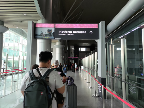 ジョホールバルからシンガポールへバスで向かう