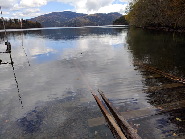 千と千尋の神隠しの世界、然別湖の湖底線路