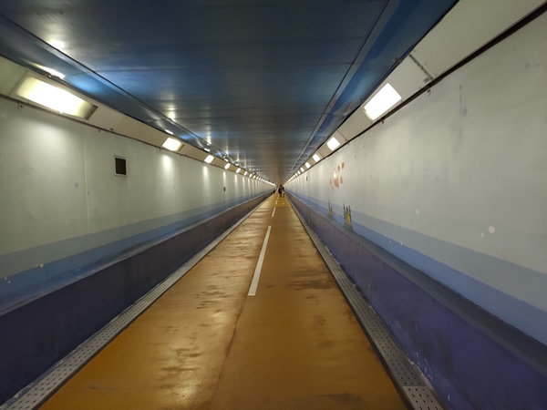 関門トンネル人道を歩く