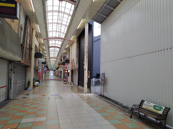 北九州市若松の衰退商店街、バラック群