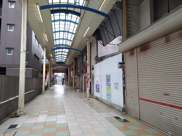 北九州市若松の衰退商店街、バラック群