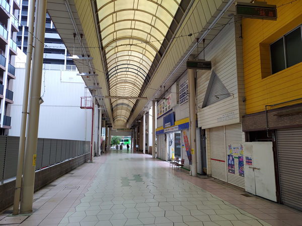 北九州市若松の衰退商店街、バラック群