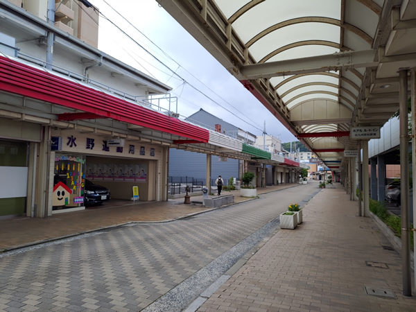 北九州市若松の衰退商店街、バラック群