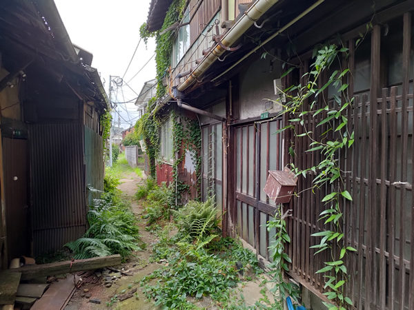 北九州市若松の衰退商店街、バラック群