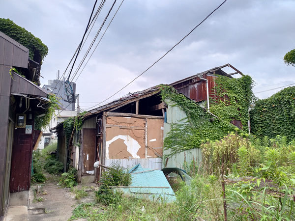 北九州市若松の衰退商店街、バラック群