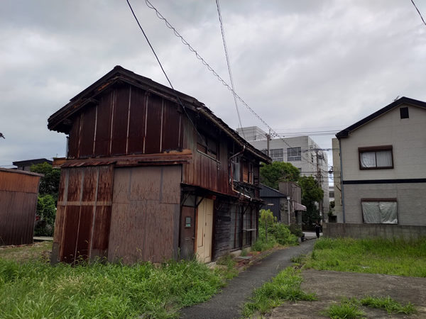 北九州市若松の衰退商店街、バラック群