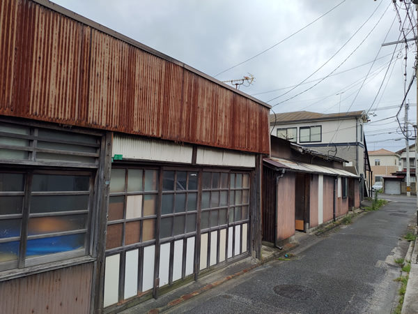 北九州市若松の衰退商店街、バラック群