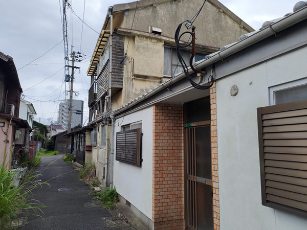 北九州市若松の衰退商店街、バラック群