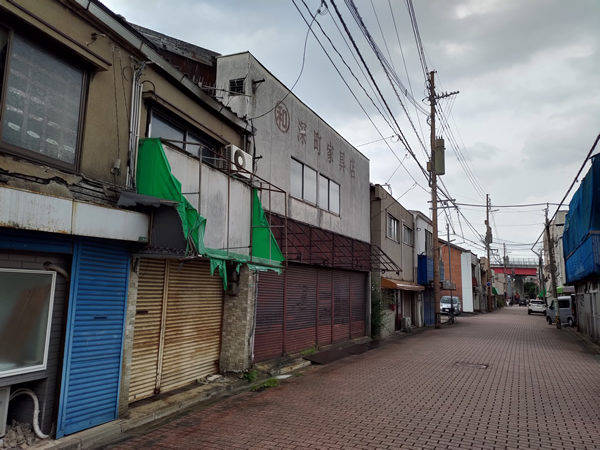 北九州市若松の衰退商店街、バラック群