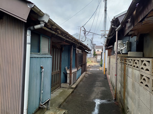 北九州市若松の衰退商店街、バラック群