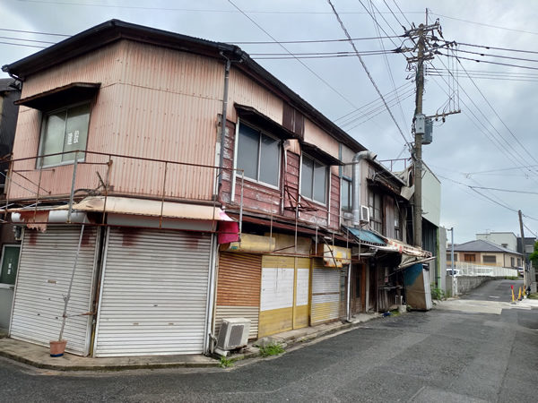北九州市若松の衰退商店街、バラック群