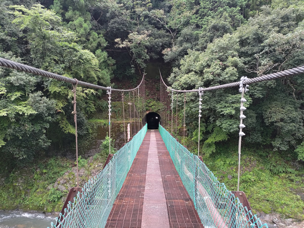 十津川村の二村小学校跡、手作りの廃トンネル