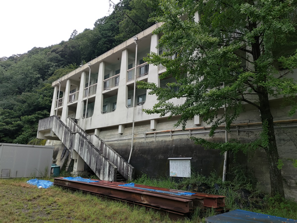 十津川村の二村小学校跡、手作りの廃トンネル