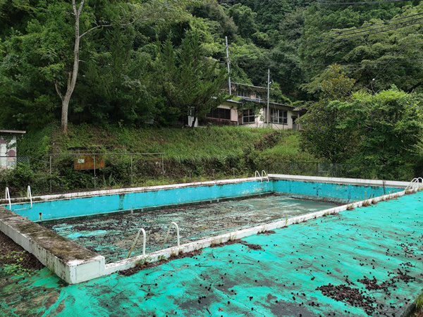 十津川村の二村小学校跡、手作りの廃トンネル