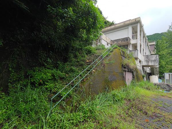十津川村の二村小学校跡、手作りの廃トンネル