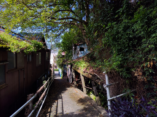 長崎にあるロシア領、今はバラック廃墟