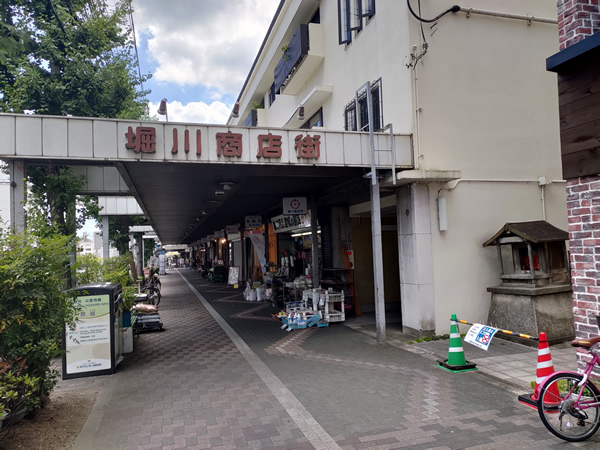 堀川商店街「生きてます」の落書き