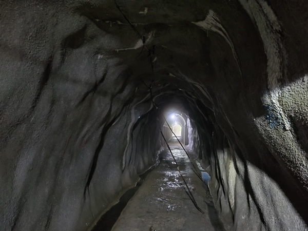 十津川村の二村小学校跡、手作りの廃トンネル