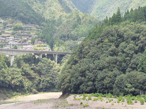 十津川村の廃集落に通じる鹿淵吊り橋