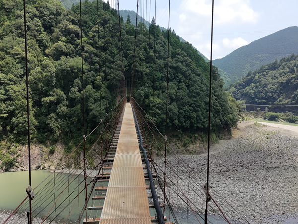 十津川村の廃集落に通じる鹿淵吊り橋