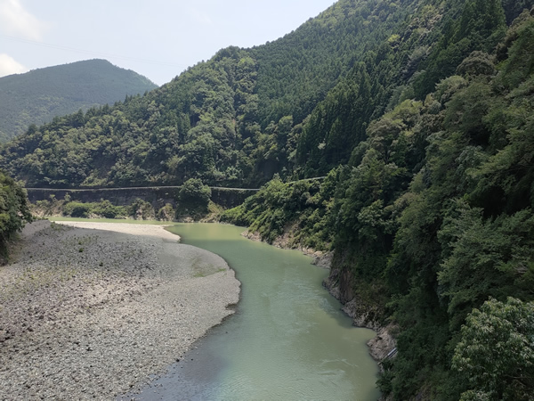 十津川村の廃集落に通じる鹿淵吊り橋