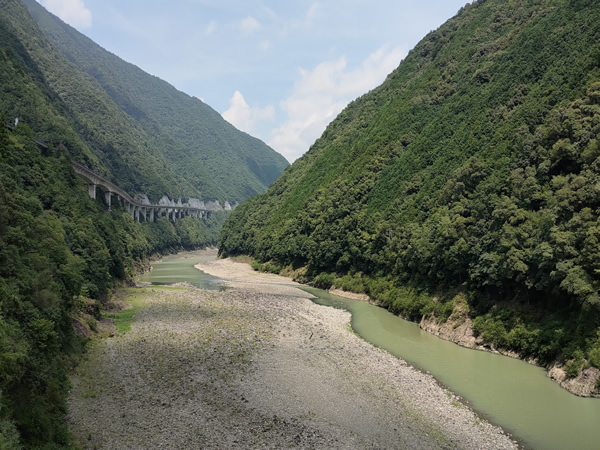 十津川村の廃集落に通じる鹿淵吊り橋