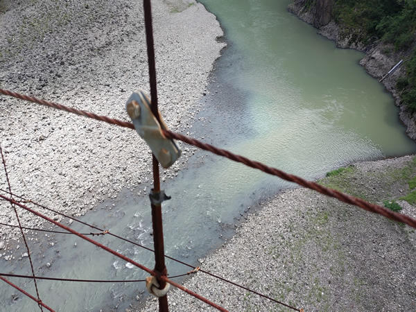 十津川村の廃集落に通じる鹿淵吊り橋