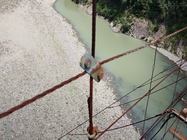 十津川村の廃集落に通じる鹿淵吊り橋