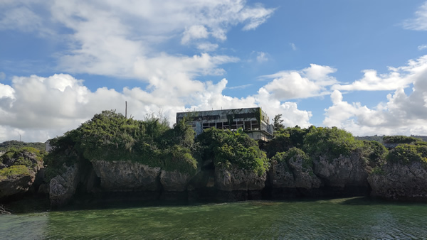 開業することなく廃墟となった沖縄のヒートゥー島