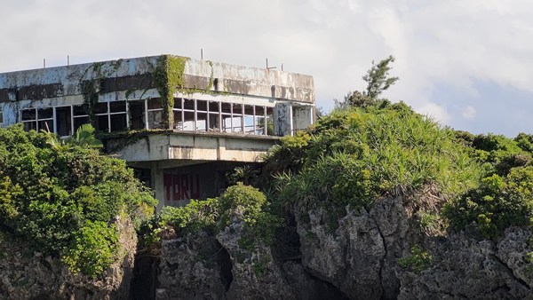 開業することなく廃墟となった沖縄のヒートゥー島