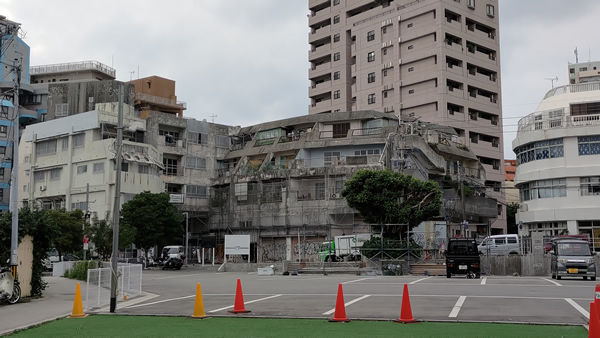 マンションの中を道路が通る協栄浮島マンション、解体直前の探訪記