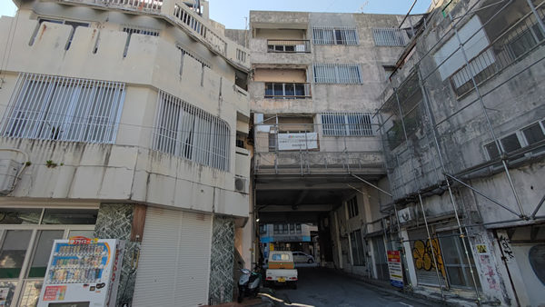 マンションの中を道路が通る協栄浮島マンション、解体直前の探訪記