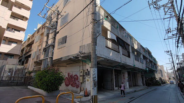 マンションの中を道路が通る協栄浮島マンション、解体直前の探訪記