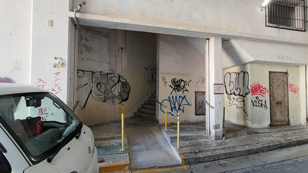 マンションの中を道路が通る協栄浮島マンション、解体直前の探訪記