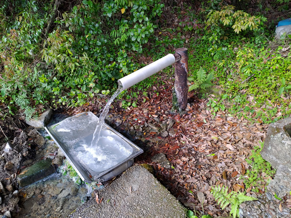 那智勝浦の岩鼻温泉、ステンレス流し台の湯