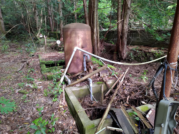 那智勝浦の岩鼻温泉、ステンレス流し台の湯
