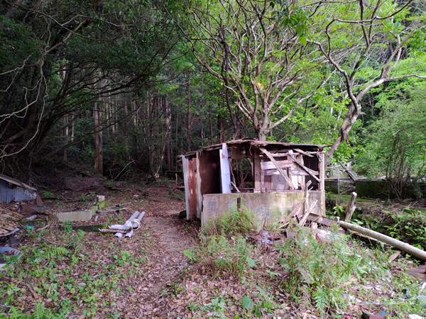 那智勝浦の岩鼻温泉、ステンレス流し台の湯