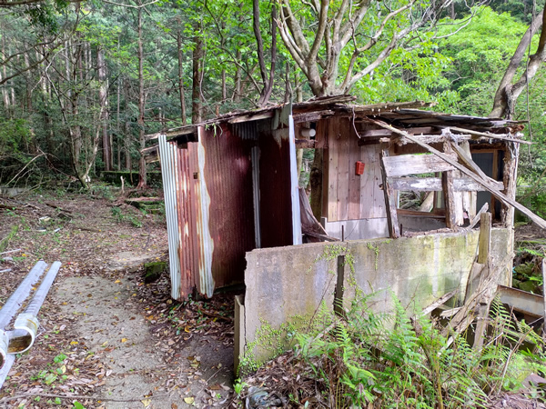 那智勝浦の岩鼻温泉、ステンレス流し台の湯