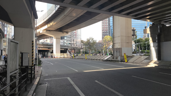 大阪・梅田で地下から巨大な鉄パイプが地下から突き出した現場