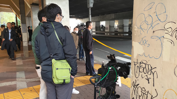 大阪・梅田で地下から巨大な鉄パイプが地下から突き出した現場