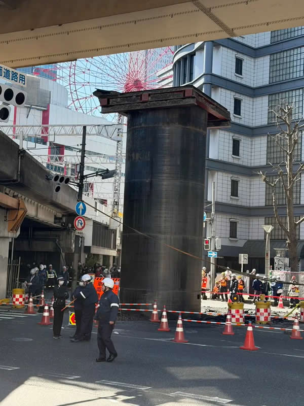 大阪・梅田で地下から巨大な鉄パイプが地下から突き出した現場