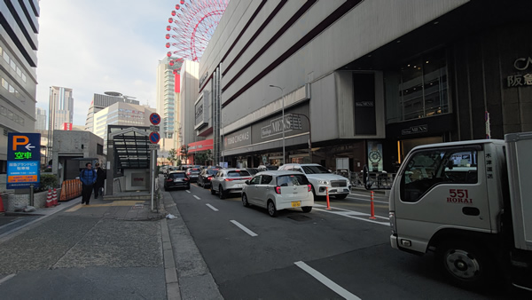 大阪・梅田で地下から巨大な鉄パイプが地下から突き出した現場