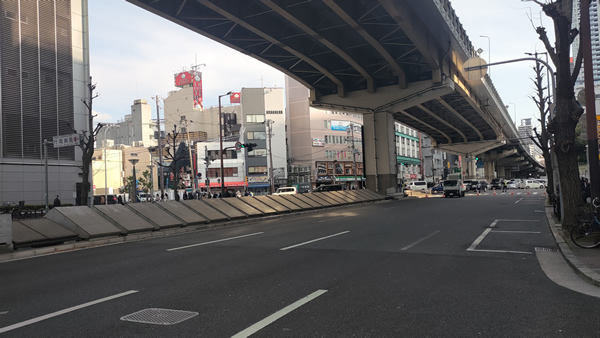 大阪・梅田で地下から巨大な鉄パイプが地下から突き出した現場