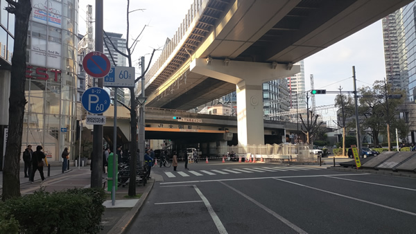 大阪・梅田で地下から巨大な鉄パイプが地下から突き出した現場