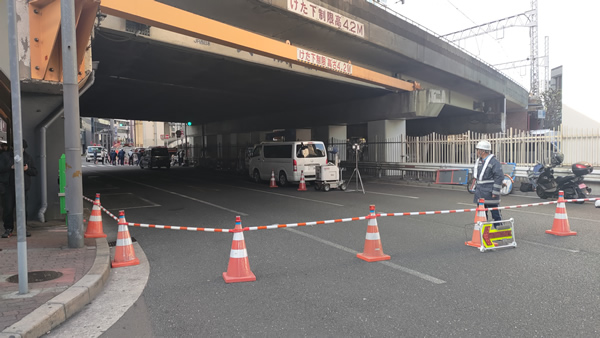 大阪・梅田で地下から巨大な鉄パイプが地下から突き出した現場