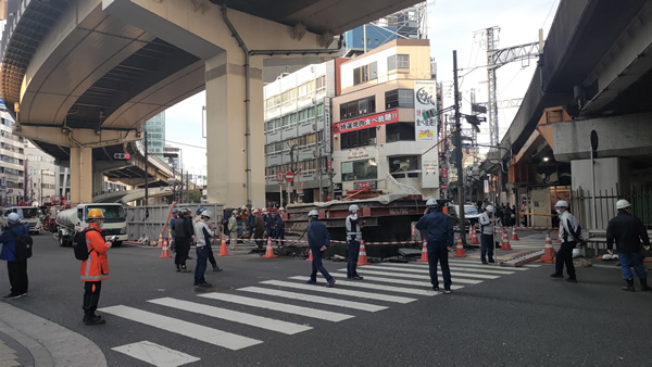 大阪・梅田で地下から巨大な鉄パイプが地下から突き出した現場