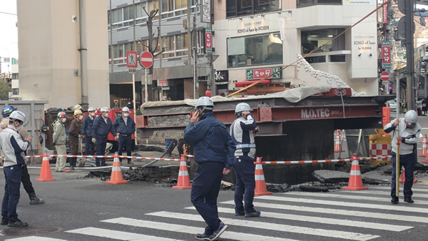 大阪・梅田で地下から巨大な鉄パイプが地下から突き出した現場