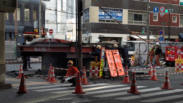 大阪・梅田で地下から巨大な鉄パイプが地下から突き出した現場