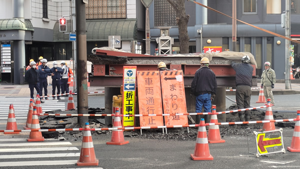 大阪・梅田で地下から巨大な鉄パイプが地下から突き出した現場