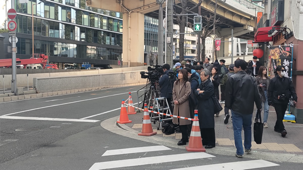 大阪・梅田で地下から巨大な鉄パイプが地下から突き出した現場